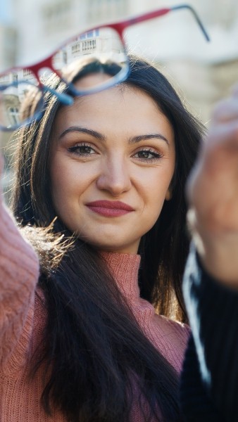 Elimină dependența de ochelari sau lentile de contact